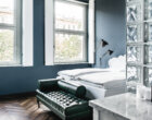 Großzügiges Business Zimmer mit Kingsize-Bett in Weiß und gemütlicher Chaiselongue.