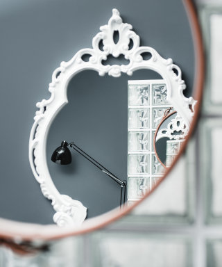 Mirror with leather framing at the Grand Ferdinand standard plus room.