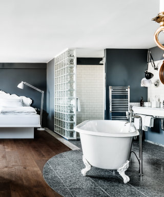 Grand Ferdinand Suite mit Kingsize-Doppelbett und freistehender Jugendstil Badewanne.